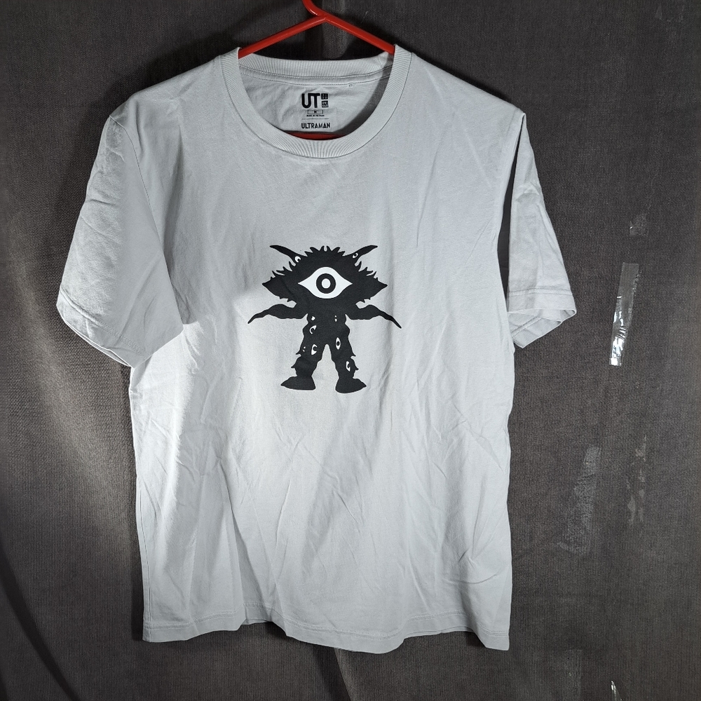 Uniqlo UT Ultraman Gaia vs Gan-Q Light Grey Anime Graphic Tee VG+ M
